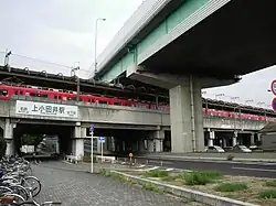 Die Stadtautobahn führt über den Bahnhof hinweg