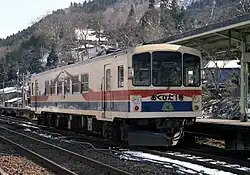 Dieseltriebwagen KM-100 in Inotani (2005)