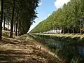 Der Kanal verläuft an der nordöstlichen Grenze von Philippine