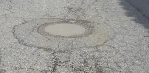 Ein Streifen um den Kanaldeckel wurde ausgebessert