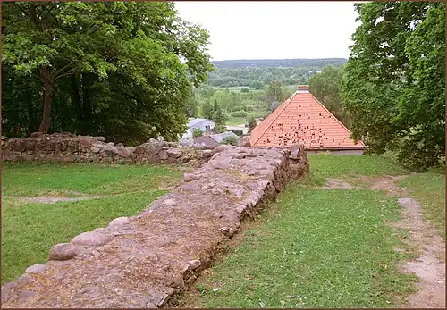 Mauerreste - im Hintergrund der Pulverturm mit beschädigtem Dach (2011)