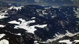Der Kandel (oben links) zwischen den Tälern der Wilden Gutach (vorn rechts) und der Elz (hinten)