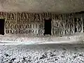Höhle 90 – Reliefwand