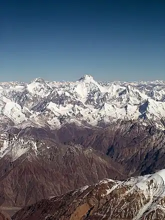 Blick von Süden auf Kanjut Sar in der Bildmitte; der Hispar Sar liegt links vor dem Kanjut Sar