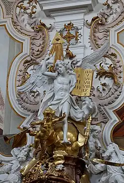 Schalldeckel mit Weltkugel und darüber Engel mit den Gesetzestafeln