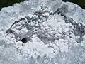 Quarzdruse mit Calcit und weißem Kaolinit-Überzug aus St. Francisville, Clark County (Missouri), USA (Geodengröße: 4"&nbsp;×&nbsp;3"&nbsp;×&nbsp;2,5"; entspricht 10,16&nbsp;×&nbsp;7,62&nbsp;×&nbsp;6,35&nbsp;cm)