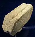Pseudomorphose von Kaolinit nach Orthoklas-Zwilling (Größe: 4,5 × 2,6 × 1,1 cm)