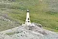 Kap Deschnjow: Leuchtturm mit Deschnjow-Denkmal (66°4′45″N, 169°39′7″W)