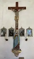 Kreuz und Mutter Gottes an der Südwand