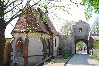 Die gotische Michaelskapelle neben dem Schlosstor
