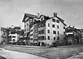 Links vorstehend das Café «Frieden», dann das ehemalige Pfisterhaus der Äbtissin «Zum goldenen Winkel», Restaurant «Zum Schwänli», Gasthof «Zur Sonne», «Leere Taschen», «Zimmeraxt» und das Eckhaus «Fliegender Engel» 1890