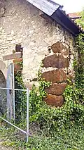 Asselheim (Grünstadt), mittelalterliche Hausecke aus Kapuzinerstein