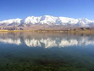 Blick über den Karakol-See zum Kongur Jiubie (Bildmitte) und Kongur (rechts)
