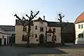Sogenannte Kapelle, neugotisches Wohnhaus im Hof, davor Renaissance-Brunnen