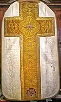 Weiße Messkasel aus dem Brautkleid der Mutter, mit Wappen, Kirche Mußbach