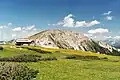 Karl-Ludwig-Haus, dahinter der Predigtstuhl (1902&nbsp;m), rechts hinten der Schneeberg (2076&nbsp;m), links hinten das Habsburghaus