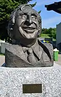 Büste von Karl Decker (1921–2005) vor dem Stadion