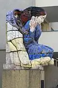 Der Mensch in der Hand Gottes – Skulptur von Karl Engel (Hofzeile 10–12)