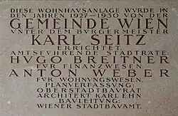 Errichtungstafel für den Karl-Marx-Hof im Hof 3.; Text: Diese Wohnhausanlage wurde in den Jahren 1927–1930 von der Gemeinde Wien unter dem Bürgermeister Karl Seitz errichtet. Amtsführende Stadträte: Hugo Breitner für Finanzwesen, Anton Weber für Wohnungswesen. Planverfassung: Oberstadtbaurat Architekt Karl Ehn, Bauleitung: Wiener Stadtbauamt