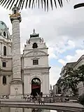 Beginn der Argentinierstraße bei der Karlskirche