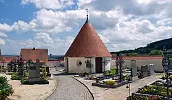 Friedhof und romanische Friedhofskapelle mit gotischer Pietà