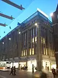 Karstadtgebäude an der Ecke Obernstraße/Sögestraße in abendlicher Beleuchtung
