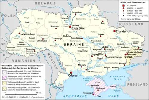 Eine graphische Landkarte von der Ukraine. Der Staat wird von den angrenzenden Staaten und dem Schwarzen Meer umrandet. Die Flüsse und Regionen sind auch benannt. Eine Legende unten links benennt die nicht anerkannten Gebiete und eine Legende oben rechts zeigt die Einwohnerzahl unterschiedlicher Städtesymbole.