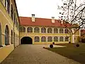 Ostfassade mit Durchfahrtstor und Eckrisalit