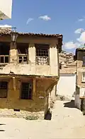Haus in Kastoria mit auskragendem Sachnisi (2002)
