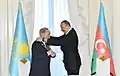 Nursultan Nasarbajew wird von İlham Əliyev mit dem Heydər-Əliyev-Orden ausgezeichnet, 2017