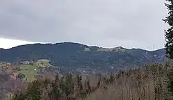 Blick vom Wanderweg zur Karrenseilbahn-Bergstation, unter anderem zum Hochälpelekopf
