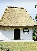 Neu gedeckter Keller mit Strohdach