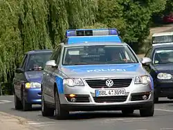 Streifenwagen VW Passat mit neuem Kennzeichen