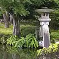 Steinlaterne am Kasumiga-Teich im Kenroku-en in Kanazawa
