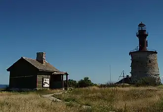 Links Banja, Mitte Gedenkstätte Flugzeugabsturz Kaleva[4], rechts Leuchtturm