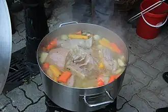 Kesselfleisch, „die kleine Schwester der Schwein-furter Schlachtschüssel“, Spezialität am Faschingsdienstag