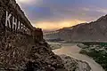 Von der restaurierten Festungsmauer nach Osten zum Indus, der hier im Vordergrund eine Insel umfließt