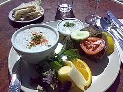 Kuefta (Kibbeh) mit Joghurtsuppe