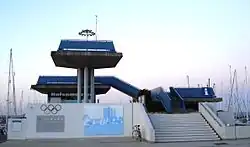 Die Hafenmeisterei mit Aussichtsplattform und Fackel für das olympische Feuer