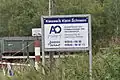 Schild des Kiesabbaubetreibers an der Zufahrt
