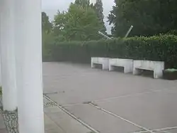 Drei Betonbänke.