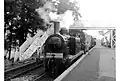 Lokomotive 55222 im Jahr 1958 vor einem Wendezug im Bahnhof Killin Junction; der Zug bediente die kurze Stichstrecke nach Killin