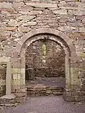 Chorbogen mit Dekoration, links der Alphabetstein