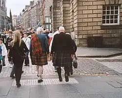 Lose auf der Schulter getragenes Plaid