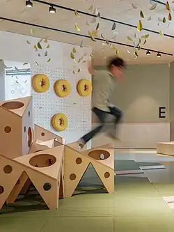 „Archipelago“, einem Spielbereich für Kinder im KinderKunstLabor für zeitgenössische Kunst. Entworfen von Jakub Szczęsny in Zusammenarbeit mit Karolina Potębska, Designumsetzung Rainer Stadlbauer.