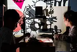 Kinder projizieren in der Ausstellung „dream.lab“ von Rivane Neuenschwander Silhouetten und Farben an die Wände des KinderKunstLabor für zeitgenössische Kunst.