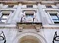 Historischer Eingang mit steinernem College-Wappen (Coat of Arms) des Hauptgebäudes (King’s Building) am Strand Campus des King’s College London.