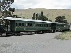 Wagen 1. (Vordergrund) und 2. Klasse