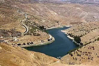 Der Stausee der König-Talal-Talsperre