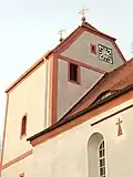 Kirchturm mit Wetterfahnen und Turmuhr (2023)